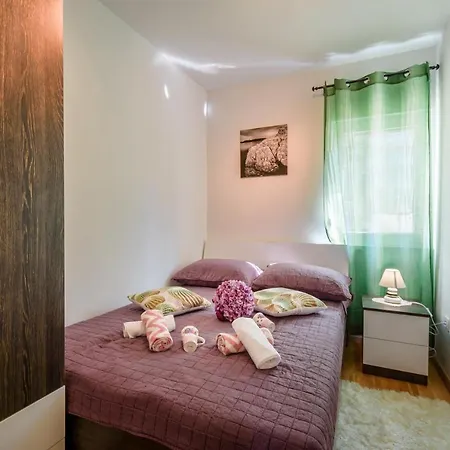 Gostinjska kuća For Four With A Sea View Makarska