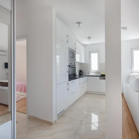 Gostinjska kuća For Four With A Sea View